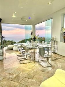 Best world vision في شاطئ تشاوينغ: غرفة معيشة مع طاولة وكراسي ونافذة كبيرة