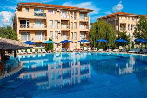 una gran piscina frente a un hotel en Sunny Day 6 - Menada Apartments, en Sunny Beach