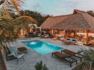 uma villa com piscina e um resort em El Pez Surf Hotel em Popoyo