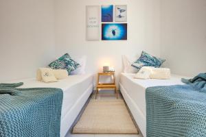 two beds sitting next to each other in a room at Casa da Avó Ti in Azoia