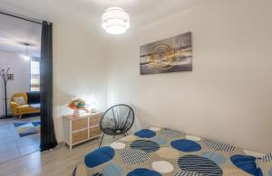 Tempat tidur dalam kamar di CHOUETTISSIME Topséjour-Roanne 1 chambre All Inclusive