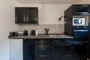 Köök või kööginurk majutusasutuses CHOUETTISSIME Topséjour-Roanne 1 chambre All Inclusive