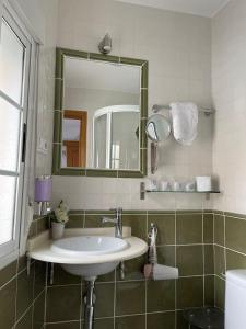 La salle de bains est pourvue d'un lavabo et d'un miroir. dans l'établissement Sueños de Monfrague, à Torrejón el Rubio