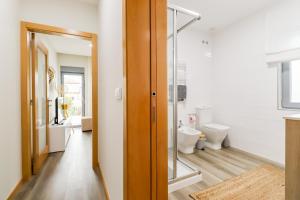 Koupelna v ubytování Tiana Apartment - City Centre with Terrace + 18 fotografií