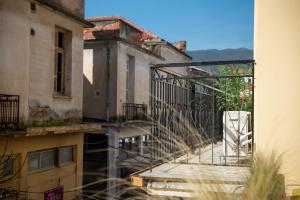 uma vista para uma varanda de um edifício em 1920s Rooms em Kalamata