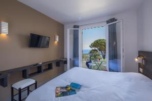 Postel nebo postele na pokoji v ubytování Hôtel-Club du Domaine d'Aiguebelle, USSIM Vacances