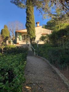 una casa con un passaggio in pietra di fronte a una casa di VIlla Saint Clair avec piscine a Sète