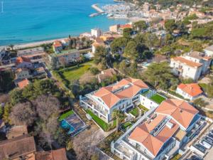 una vista aérea de una casa con techo naranja en T2 NEUF A4 RDJ-PISCINE–ACCÈS DIRECT PLAGES ET CENTRE VILLAGE–, en Saint-Cyr-sur-Mer