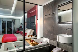 Koupelna v ubytování Platinum Suites