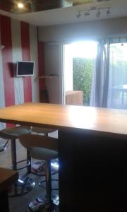 uma sala de conferências com uma mesa de madeira e cadeiras em Appartement d'une chambre avec jardin a Houlgate a 2 km de la plage em Houlgate