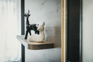eine Statue eines Kaninchens und eines Hirschs auf einem Regal in der Unterkunft Hotel Koch in Bad Liebenzell