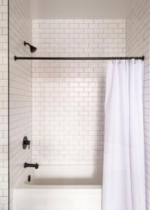 uma banheira com uma cortina de chuveiro branca na casa de banho em ROOST Cleveland em Cleveland