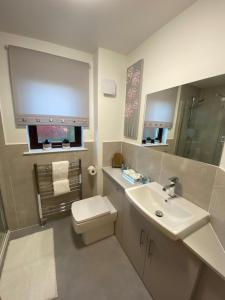 Ένα μπάνιο στο discoverNESS Apartment +12 φωτογραφίες