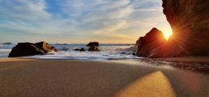 een zonsondergang op een strand met rotsen in het water bij Résidence des 3 iles in Quiberon
