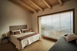 سرير أو أسرّة في غرفة في Maso al Sole Agriturismo