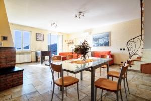 - un salon avec une table et des chaises dans l'établissement Villa Le Macine, à Molino Nuovo
