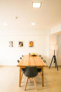 a wooden table in a room with chairs at Modernes Haus mit spektakulärem Meerblick und Pool in Vale Furado
