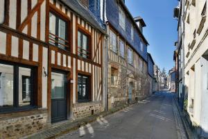 une rue vide dans une vieille ville avec des bâtiments dans l'établissement Les Oiseaux du Corsaire 3 House & Terrace 6 P - Center Honfleur, à Honfleur