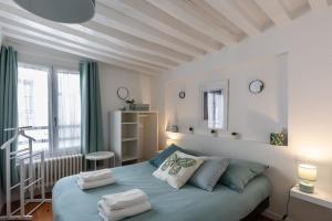 une chambre avec un lit avec deux oreillers dessus dans l'établissement Les Oiseaux du Corsaire 3 House & Terrace 6 P - Center Honfleur, à Honfleur