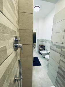 トロペアにあるReginaのバスルーム(トイレ、洗面台付)