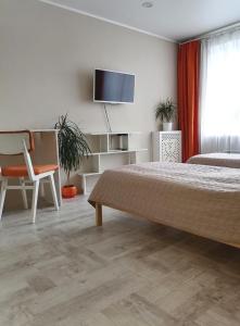カリーニングラードにあるCozy apartment on Сhernyahovskogo 78のベッドルーム(ベッド1台、薄型テレビ付)