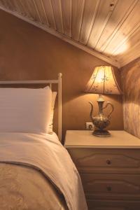 Łóżko lub łóżka w pokoju w obiekcie Lykovrisi Guest House