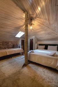 Una cama o camas en una habitación de Lykovrisi Guest House