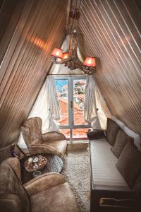 salon z kanapą i krzesłami w namiocie w obiekcie Lykovrisi Guest House w mieście Arachova