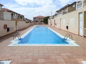 ein großer Pool in der Mitte eines Gebäudes in der Unterkunft Casa la Sonrisa shared house in El Médano