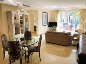 Afbeelding uit fotogalerij van Beachside Luxury 2 bedroom apartment, Puerto Banus in Marbella