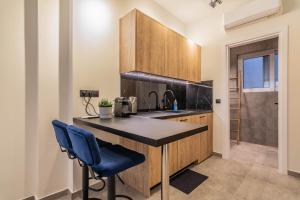kuchnia ze zlewem i blatem z niebieskimi krzesłami w obiekcie Historic Center Apartment 4 w Atenach +7 zdjęć