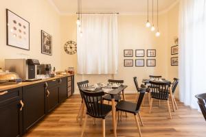 een keuken en eetkamer met een tafel en stoelen bij B&B Follonica in Follonica