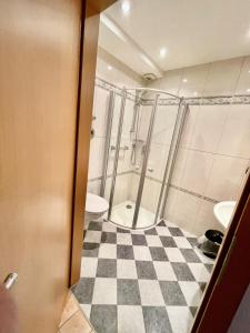 y baño con ducha, 2 lavabos y aseo. en Apartment für vier, en Hannover