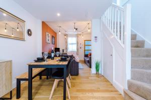 Bright 2-bed house in Chester by 53 Degrees Property, ideal for Families & Small groups, Great Location - Sleeps 6