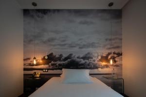 - une chambre avec un tableau mural et un lit dans l'établissement Senhora da Rosa, Tradition & Nature Hotel, à Ponta Delgada