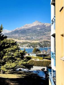 - une vue sur la montagne depuis un bâtiment dans l'établissement Appartement lumineux proche plage et parking, à Savines