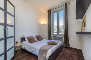 - une chambre avec un lit et une grande fenêtre dans l'établissement Open view Swimming Pool & Garage 1 Bdr, à Nice
