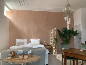 登堡Casa TX21的一间卧室，配有一张床、一张桌子和一张书桌