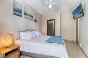 1 dormitorio con 1 cama y TV en la pared en Casa Rosa in Fabulous Portimão en Portimão