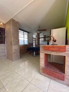 ein großes Wohnzimmer mit einem gemauerten Kamin in der Unterkunft La Casa de Los Sueños in San Juan