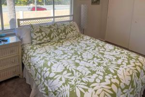 Condo with Pool Access Less Than 4 Miles to Siesta Key Beach客房内的一张或多张床位