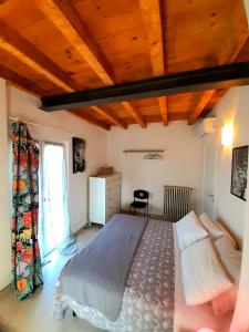 um quarto com uma cama grande e um tecto em madeira em Les Amis em Peschiera del Garda