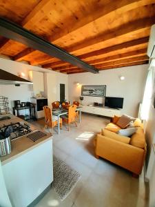 a kitchen and living room with a couch and a table at Les Amis in Peschiera del Garda