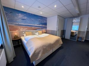 Rúm í herbergi á SEA YOU Hotel Noordwijk
