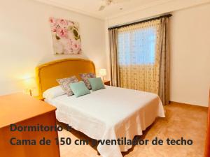 1 dormitorio con cama y ventana en Labradores 3 dormitorios, en Peñíscola