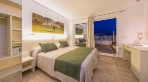 Postel nebo postele na pokoji v ubytování Hostal Marí