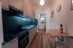 Kuchyňa alebo kuchynka v ubytovaní Apartmány CAFÉ-CAFÉ