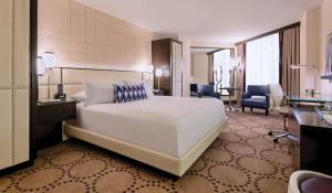 Postel nebo postele na pokoji v ubytování Harrah's Las Vegas Hotel & Casino
