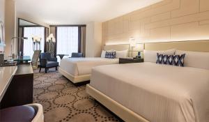 Postel nebo postele na pokoji v ubytování Harrah's Las Vegas Hotel & Casino