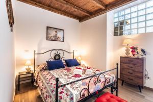 een slaapkamer met een bed en een raam bij Casa Emma in Avola